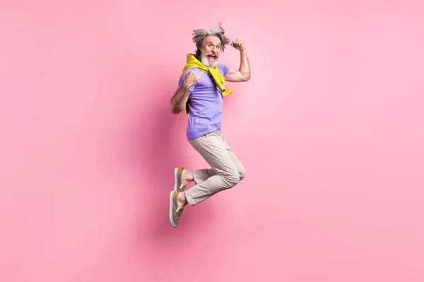 Foto lateral de perfil de longitud completa del hombre anciano saltar mostrar músculos deportivos aislados sobre fondo de color pastel —  Fotos de Stock