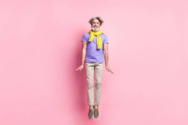 Full body foto van volwassen man springen hebben plezier opgewonden gebonden trui geïsoleerd over pastel kleur achtergrond — Stockfoto