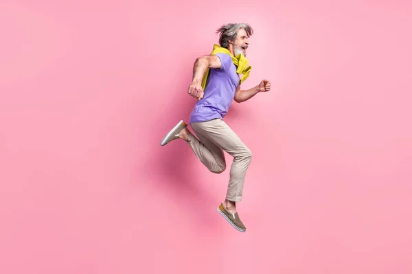 Foto lateral de perfil de tamaño completo de hombre maduro saltar mirada vacío espacio atado suéter aislado sobre fondo de color pastel —  Fotos de Stock