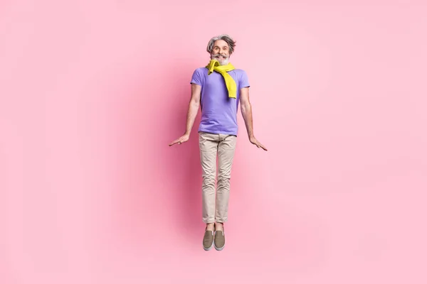 Full body foto van volwassen man gelukkig positieve glimlach veel plezier spring omhoog gebonden trui geïsoleerd over pastel kleur achtergrond — Stockfoto
