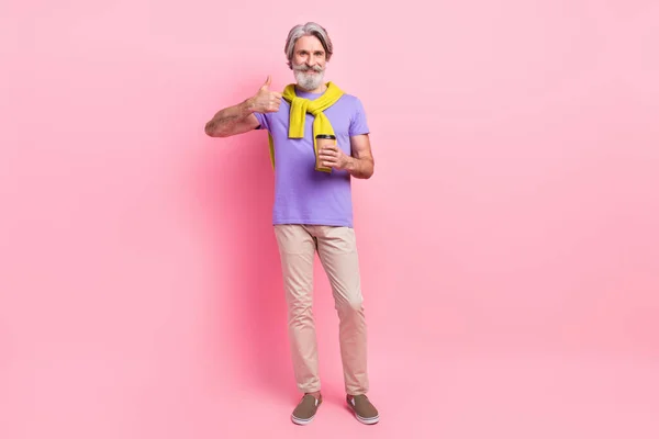 Foto van volwassen man happy drink koffie show duim-up als koele advertentie advies trui op schouders geïsoleerd over roze kleur achtergrond — Stockfoto