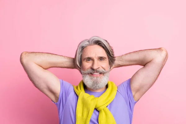 Top above high angle view photo of aged man happy smile hands behind head relax tied sweater isolated over pink color background — Stock Photo, Image