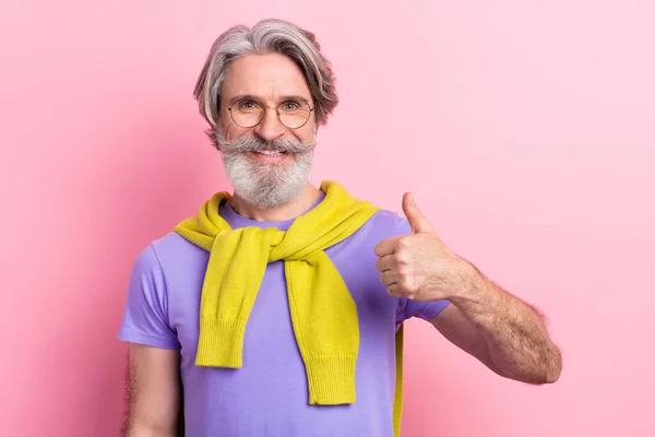 Portrait d'attrayant homme aux cheveux gris joyeux montrant la confiance décision pouce bup isolé sur fond de couleur pastel rose — Photo
