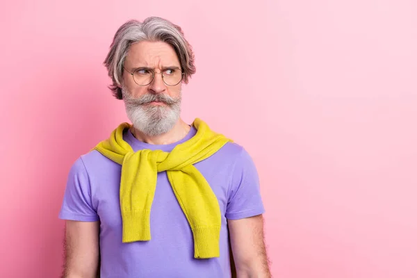 Portrait d'homme aux cheveux gris sombre attrayant regardant de côté mauvaise idée copier l'espace isolé sur fond rose couleur pastel — Photo