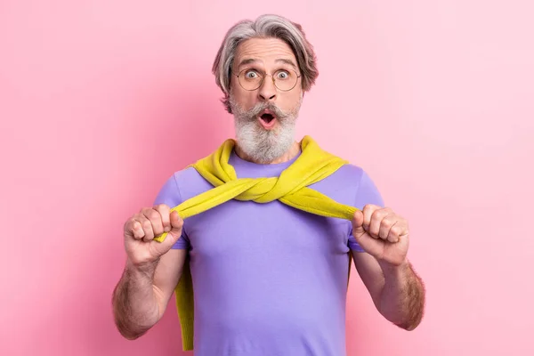 Retrato de atraente engraçado maravilhado alegre homem de cabelos grisalhos reação pout lábios isolados no fundo cor pastel rosa — Fotografia de Stock