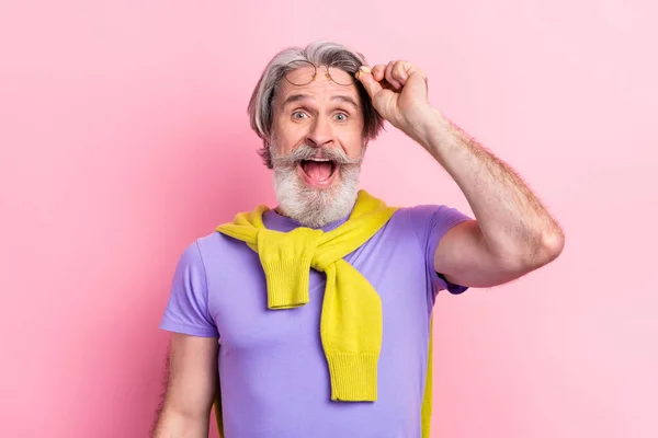 Retrato de atraente espantado alegre homem de cabelos grisalhos grande venda notícias reação isolada no fundo cor pastel rosa — Fotografia de Stock