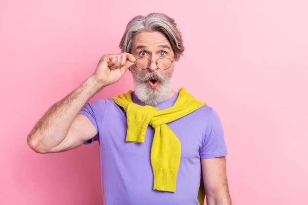 Retrato de atractivo hombre de pelo gris asombrado abrió boca noticias reacción estupor aislado sobre fondo de color pastel rosa —  Fotos de Stock