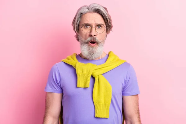 Retrato de atraente preocupado confuso homem de cabelos grisalhos abriu boca notícias reação isolada no fundo cor pastel rosa — Fotografia de Stock