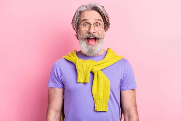 Portret van aantrekkelijke vrolijke verbaasd grijs-harige man groot nieuws reactie geïsoleerd op roze pastel kleur achtergrond — Stockfoto