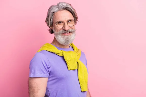 Profil vue de côté portrait de contenu attrayant gai homme aux cheveux gris copie espace isolé sur fond rose couleur pastel — Photo