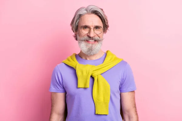 Portret van aantrekkelijke vrolijke content grijs-harige man met een casual look geïsoleerd op roze pastel kleur achtergrond — Stockfoto