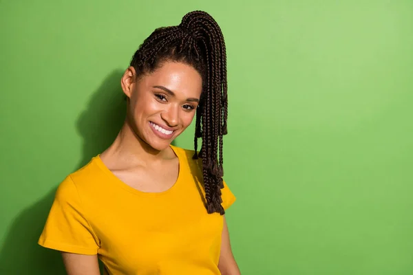 Retrato de menina alegre atraente vestindo moderno espaço legal penteado cópia isolado sobre fundo de cor verde brilhante — Fotografia de Stock