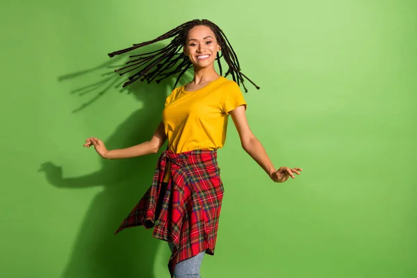 Portret van mooie zorgeloze vrolijk meisje dansen spinnen genieten plezier geïsoleerd over helder groene kleur achtergrond — Stockfoto