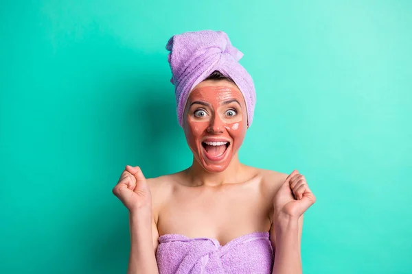 Πορτρέτο της ελκυστικές γροθιές κυρία μέχρι ανοιχτό στόμα απίστευτο μωβ πετσέτα απομονώνονται σε teal φόντο χρώμα — Φωτογραφία Αρχείου