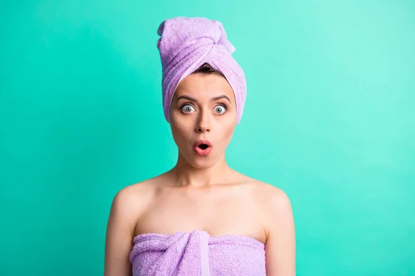 Φωτογραφία πορτρέτο σοκαρισμένος κορίτσι με τουρμπάνι στο κεφάλι spa σαλόνι φορώντας ροζ πετσέτα κοιτάζοντας ανοιχτό το στόμα απομονωμένο ζωντανό τυρκουάζ φόντο χρώμα — Φωτογραφία Αρχείου