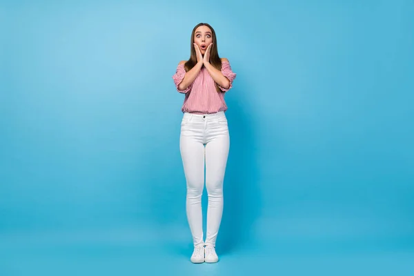 Volledige lichaamsomvang uitzicht van aantrekkelijke verbaasd meisje verbluffende nieuws reactie geïsoleerd over helder blauwe kleur achtergrond — Stockfoto