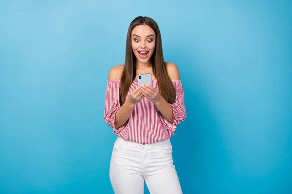 Retrato de blogueiro surpreendido menina usar omg celular desgaste branco vermelho calças isoladas sobre azul cor de fundo — Fotografia de Stock