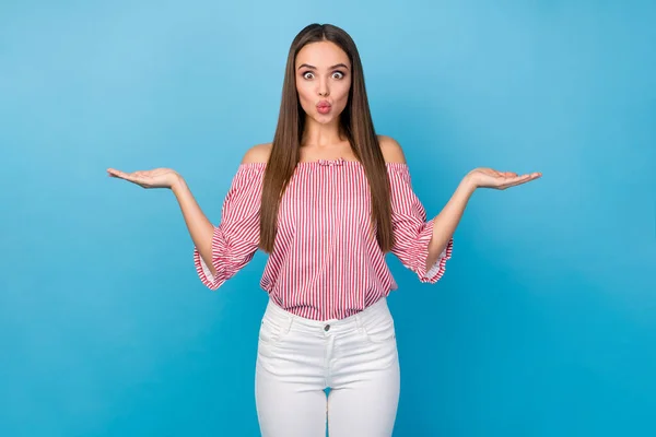 Portret romantisch meisje hand aanwezig houden 14-februari dating product verzenden lucht kus dragen witte broek geïsoleerde blauwe kleur achtergrond — Stockfoto