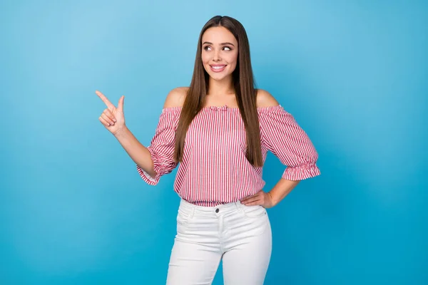Portret van positieve vrolijke meisje promoter punt index vinger copyspace slijtage blouse broek geïsoleerde blauwe kleur achtergrond — Stockfoto