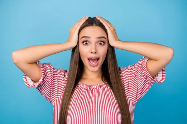 Verbaasd meisje look advertenties promo schreeuwen cant geloven touch handen hoofd slijtage shirt geïsoleerd over blauwe kleur achtergrond — Stockfoto