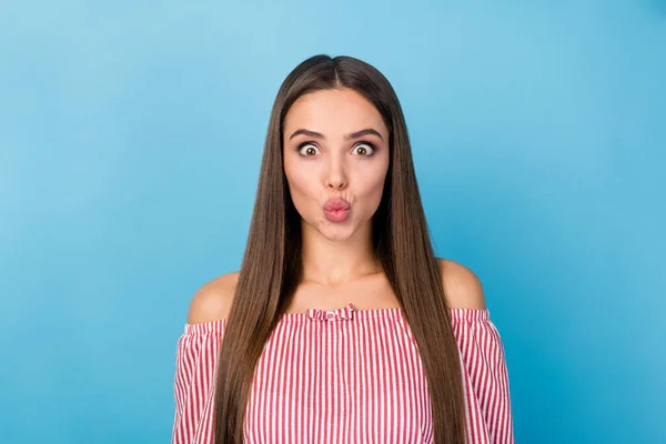 Portret van gek meisje sturen grappige lucht kus dragen goede look shirt geïsoleerd over blauwe kleur achtergrond — Stockfoto