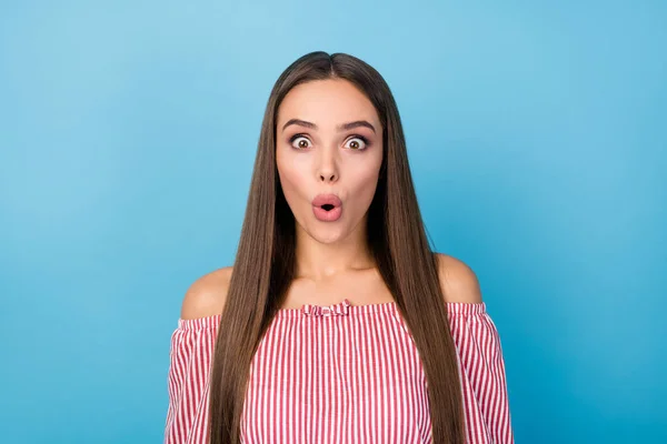 Portret van verbaasd meisje sprakeloos stem kijken goed dragen moderne kleren geïsoleerd over blauwe kleur achtergrond — Stockfoto
