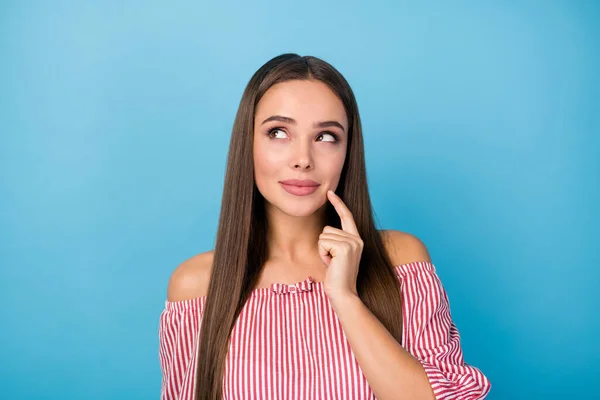 Portret van minded geïnteresseerd meisje aanraken vinger wang look copyspace dragen moderne stijlvolle shirt geïsoleerde blauwe kleur achtergrond — Stockfoto