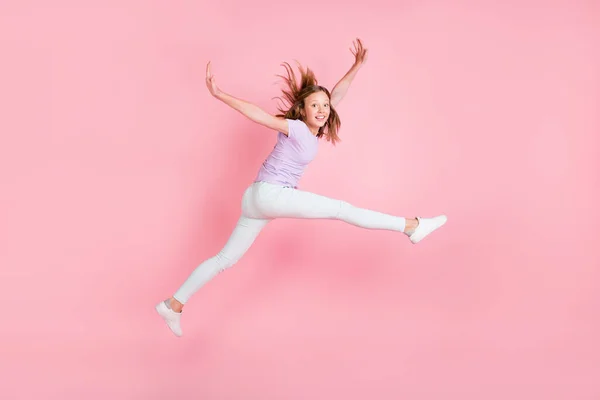 Lunghezza completa profilo lato foto di funky bambina saltare alzare le mani gamba isolato su sfondo di colore rosa — Foto Stock