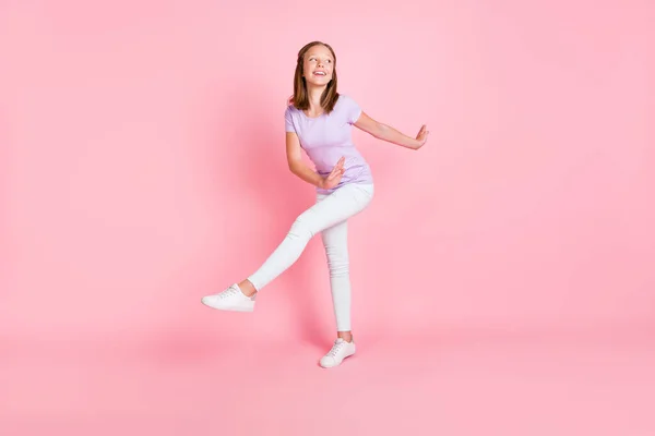 Foto de tamaño completo de funky positivo niña feliz mirada espacio vacío danza aislada sobre fondo de color rosa —  Fotos de Stock