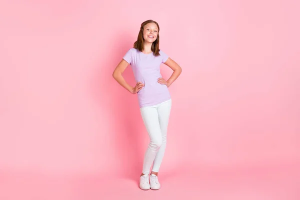 Largura completa de la foto de alegre positivo linda dama toma de la mano sonrisa de la cintura aislado en el fondo de color rosa pastel — Foto de Stock