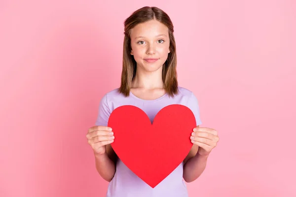 Foto de encantador doce menina pequena segurar mãos vermelho papel coração isolado no fundo cor-de-rosa — Fotografia de Stock