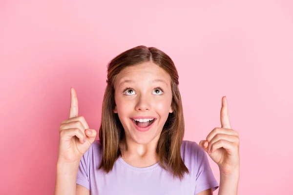 Foto de feliz encantador menina apontar dedos procurar solução espaço vazio isolado no fundo cor-de-rosa pastel — Fotografia de Stock