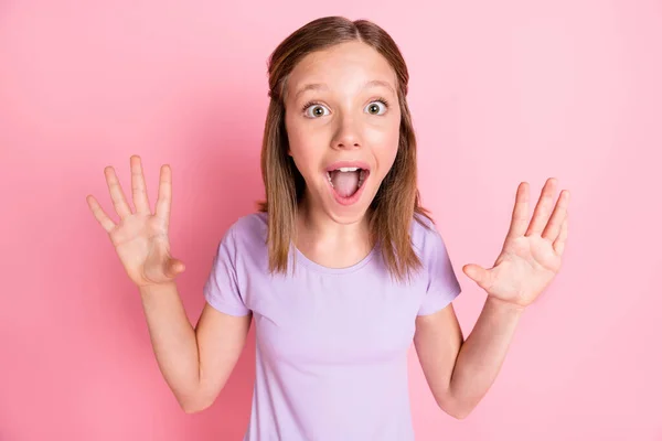 Fénykép vidám csodálkozó kislány emelje fel a kezét döbbent arc elszigetelt pasztell rózsaszín háttér — Stock Fotó