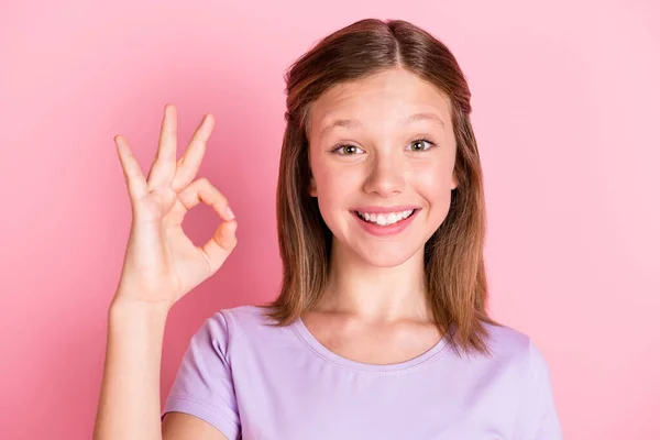Foto de alegre feliz pequena menina fazer ok sinal bom humor conselho isolado no fundo cor-de-rosa — Fotografia de Stock