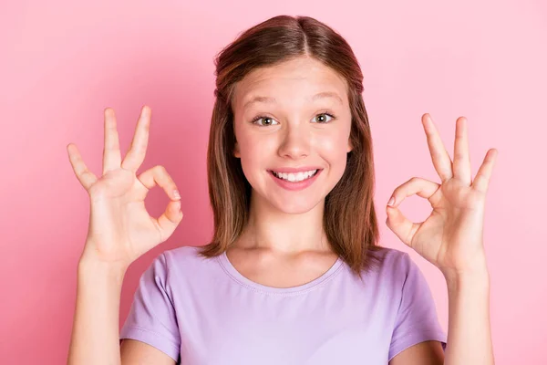 Foto de menina adolescente pequena atraente fazer sinais ok sorriso isolado no fundo cor-de-rosa pastel — Fotografia de Stock