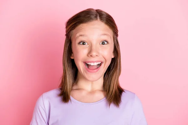 Foto de animado feliz menina pequena reação desconto venda notícias bom humor isolado no fundo cor-de-rosa — Fotografia de Stock