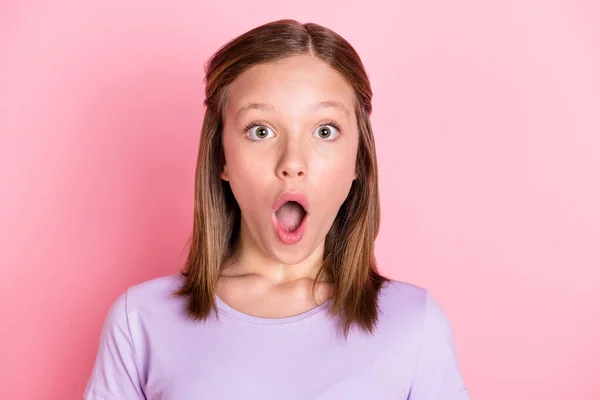 Φωτογραφία του σοκαρισμένος μικρό κορίτσι πληροφορίες απρόσμενες ειδήσεις που απομονώνονται σε παστέλ ροζ χρώμα φόντο — Φωτογραφία Αρχείου