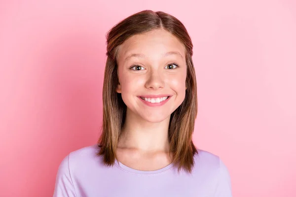 Foto de positivo feliz menina radiante sorriso bom humor isolado no fundo cor-de-rosa pastel — Fotografia de Stock