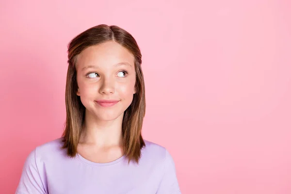 Foto av drömmande charmiga unga tonåring flicka ser tomt utrymme föreställa idé isolerad på rosa färg bakgrund — Stockfoto