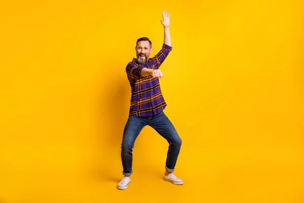 Foto de larga duración del cowboy jinete de rodeo de baile de hombre maduro encantador funky aislado en el fondo de color amarillo —  Fotos de Stock