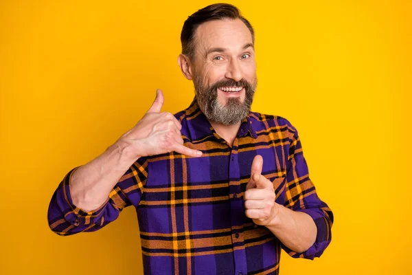 Foto von glücklichen positiven reifen Mann machen rufen Sie mich Geste Zeigefinger lächeln Sie isoliert auf gelbem Hintergrund — Stockfoto