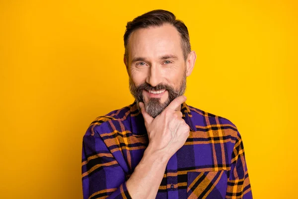 Foto retrato de hombre anciano sonriente con camisa a cuadros tocando la barbilla tiene idea aislado en fondo de color amarillo vivo —  Fotos de Stock