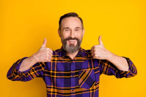 Photo de gai charmant homme mûr faire pouces vers le haut recommander annonce isolée sur fond de couleur jaune — Photo