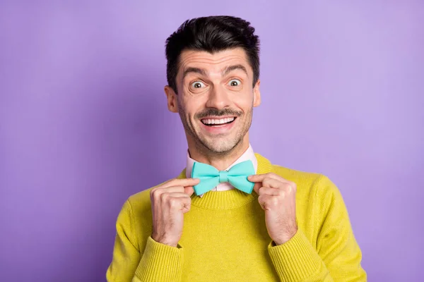 Portret van brunet optimistische man touch tie dragen gele trui geïsoleerd op pastel lila kleur achtergrond — Stockfoto