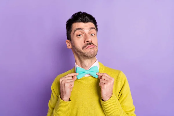 Retrato de morena engraçado otimista cara toque gravata desgaste camisola amarela isolada no fundo cor lilás pastel — Fotografia de Stock