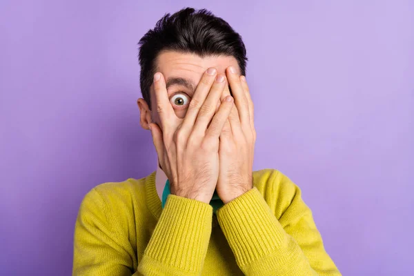 Retrato de tipo asustado morena cubierta cara desgaste suéter amarillo aislado sobre fondo de color lila pastel —  Fotos de Stock