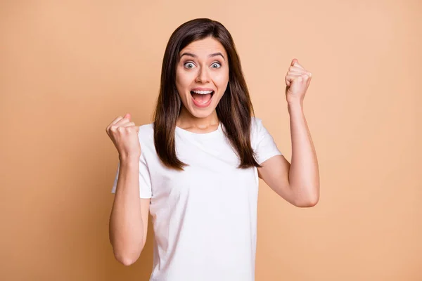 Foto portret van vrolijk meisje gebaren als winnaar schreeuwen ruimte geïsoleerde pastel beige kleur achtergrond — Stockfoto