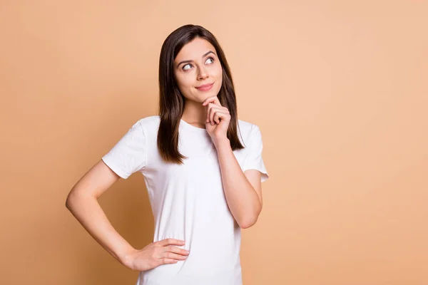 Foto ritratto di donna premurosa toccando mento indovinare cercando spazio vuoto isolato colore beige pastello sfondo — Foto Stock