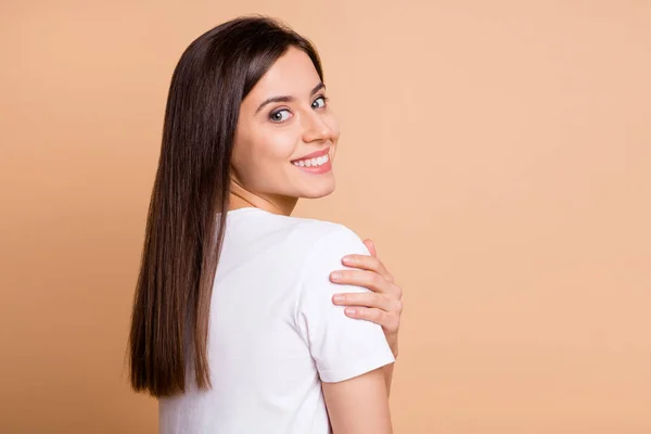 Volver ver foto retrato de mujer joven abrazándose sonriendo aislado pastel beige color fondo — Foto de Stock