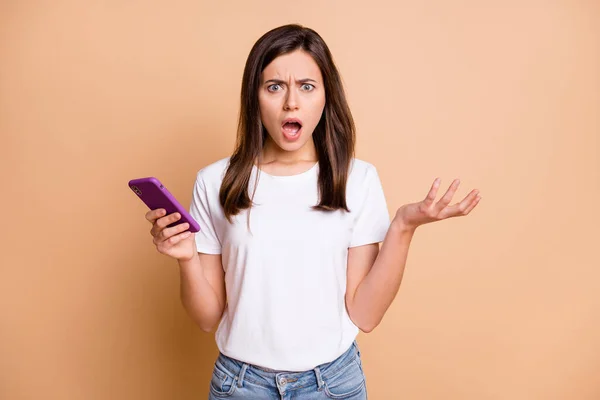 Portrait photo de jeune femme discutant cris de colère avec téléphone portable irrité isolé couleur beige pastel arrière-plan — Photo